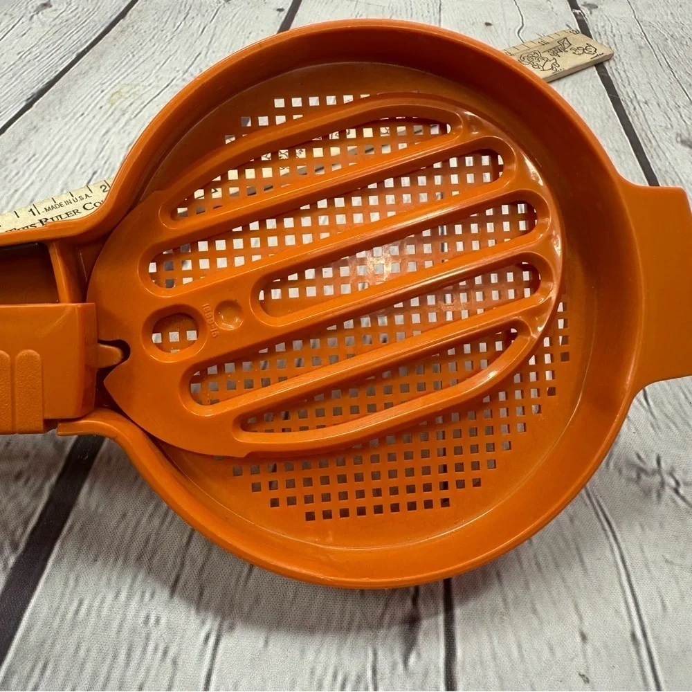 vintage tupperware sift it paddle Orange Handheld dry ingredient sifter
